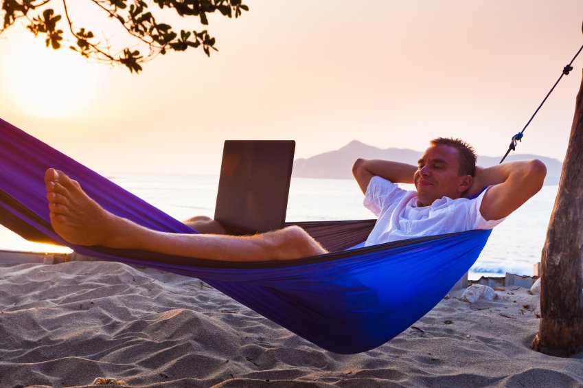 Trabalhar na praia pela internet com seu notebook